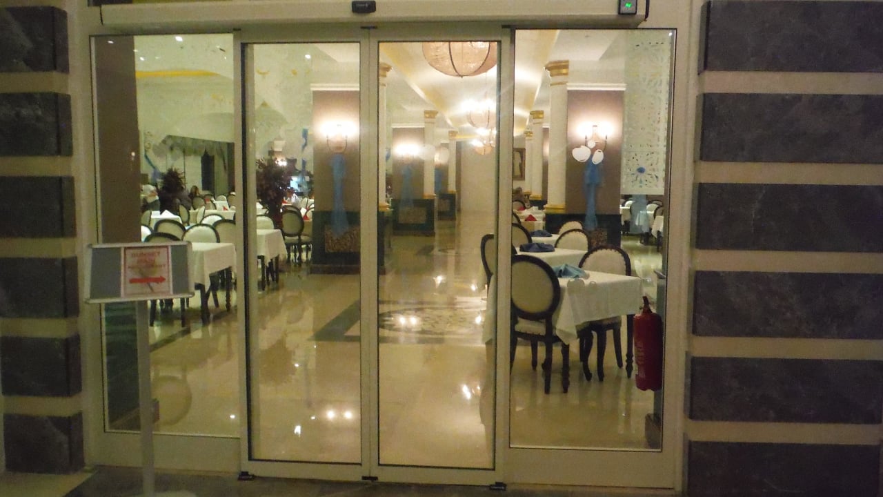 Blick in den hinteren Berich des Restaurants Crystal Sunset Pearl Collection