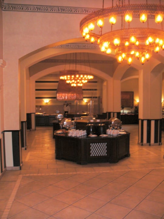 Hauptspeisenbuffet, dahinter Pastatation Jaz Solaya