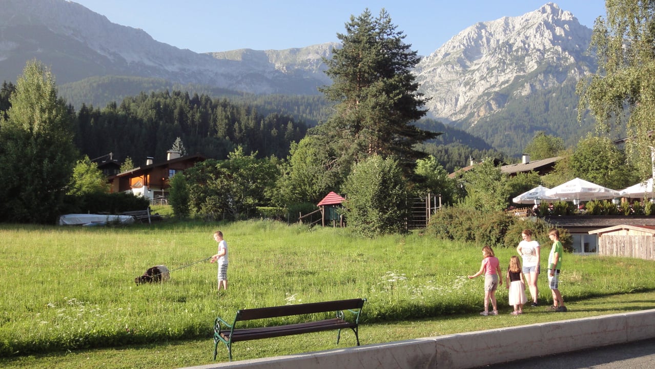 Spaziergang mit der hoteleigenen Ziege  Garni Hotel - Das Alpin Kaiserzeit