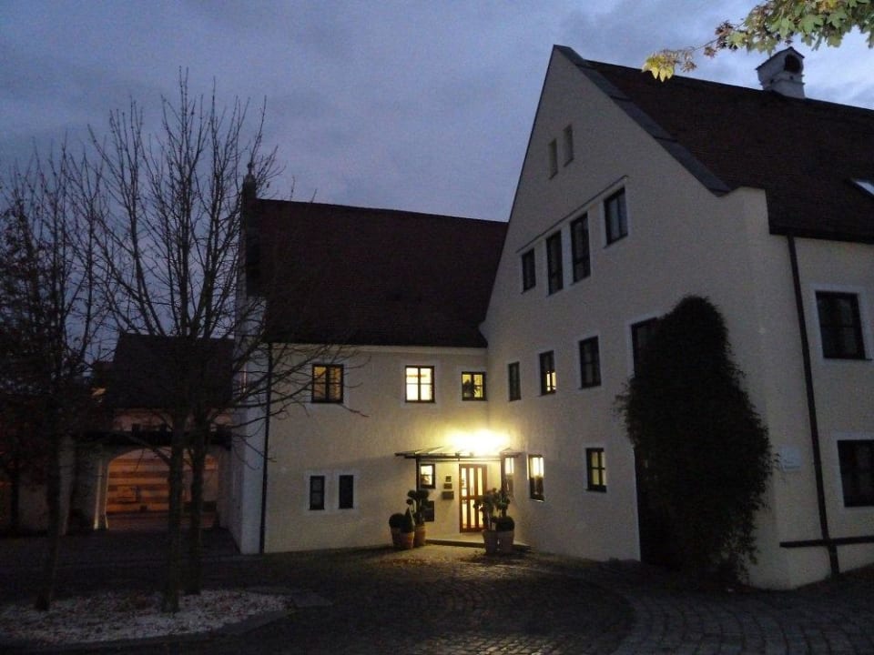 Innenhof, Blick zum Altbau Hotel Klostergasthof