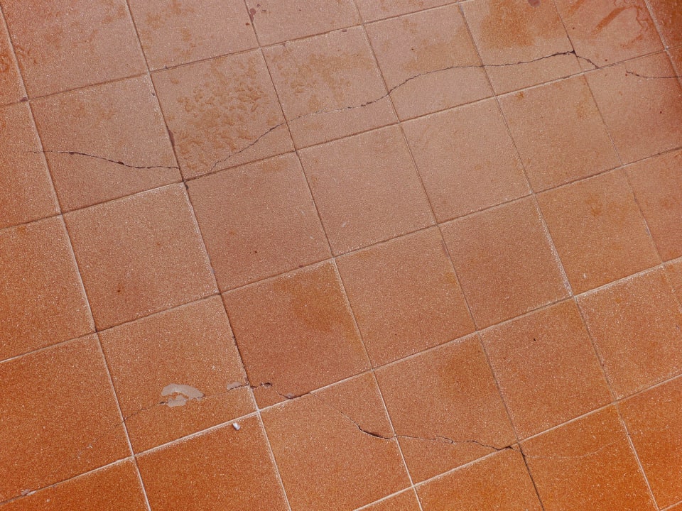 Zersprungene Fliesen auf dem Balkon Hotel Los Tarajales