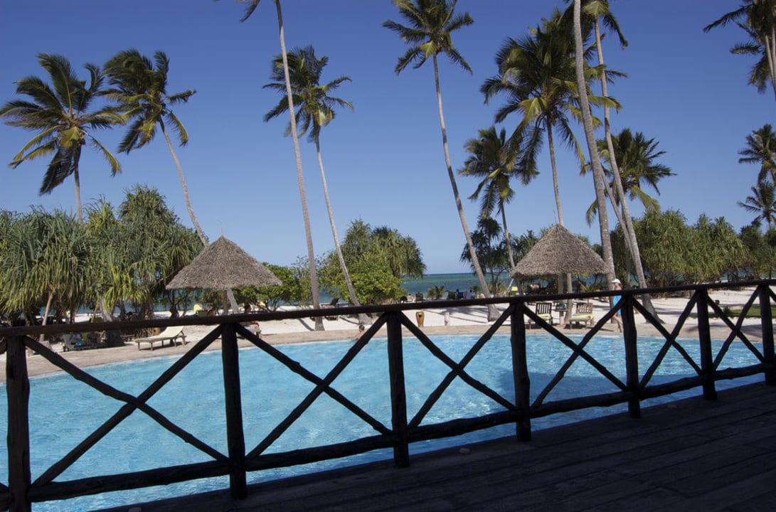 Einer der beiden Pools Neptune Pwani Beach Resort & Spa