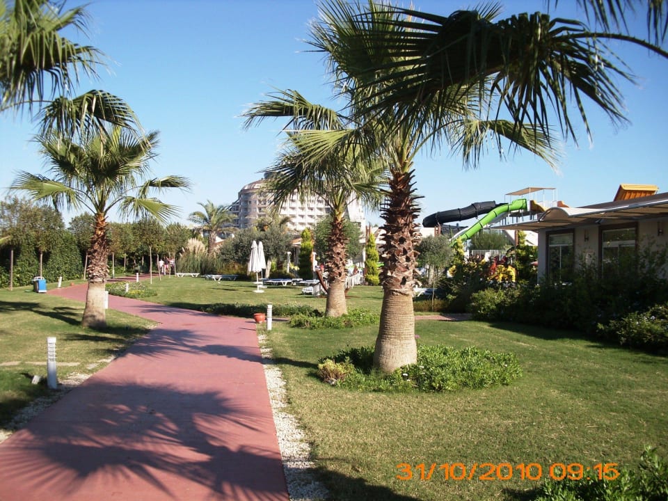 Vom Strand zum Hotel Saturn Palace Resort Hotel