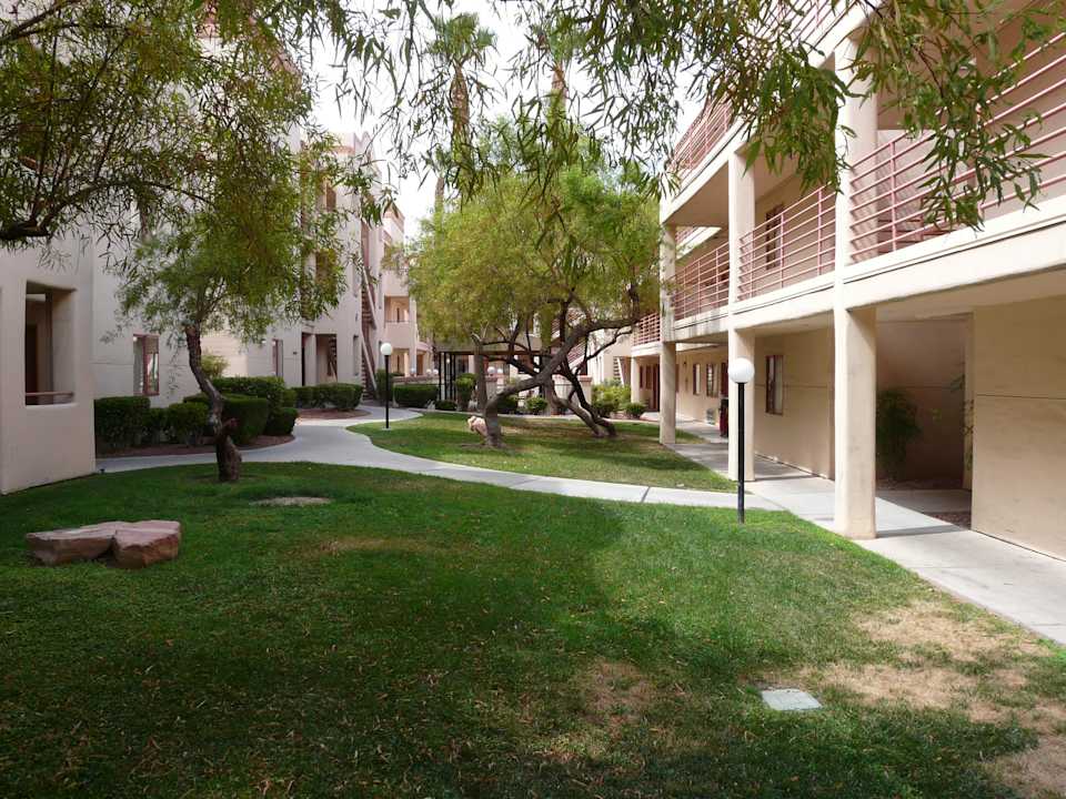 Garten zwischen den Gebäuden Hotel Arizona Charlie's Boulder Casino