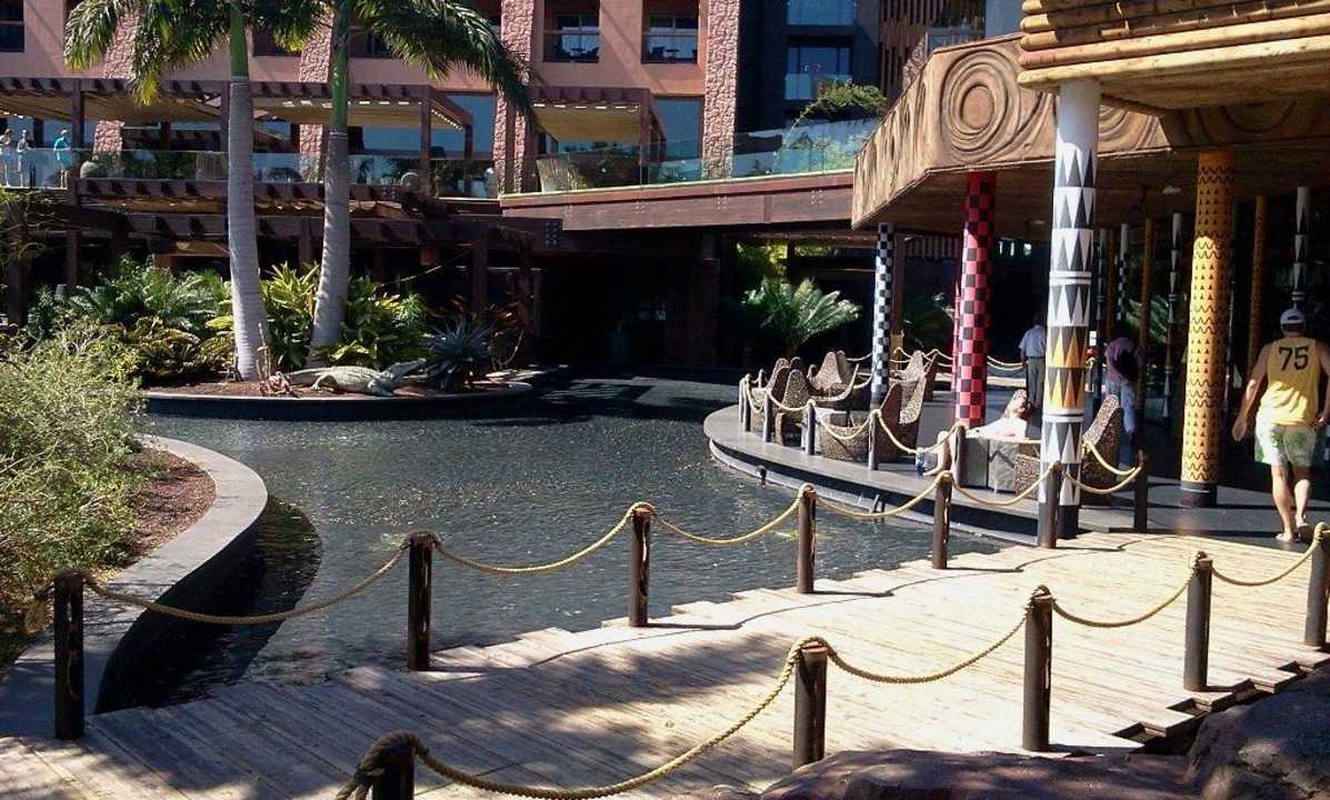 Teich u. Shopeingangsbereich Lopesan Baobab Resort