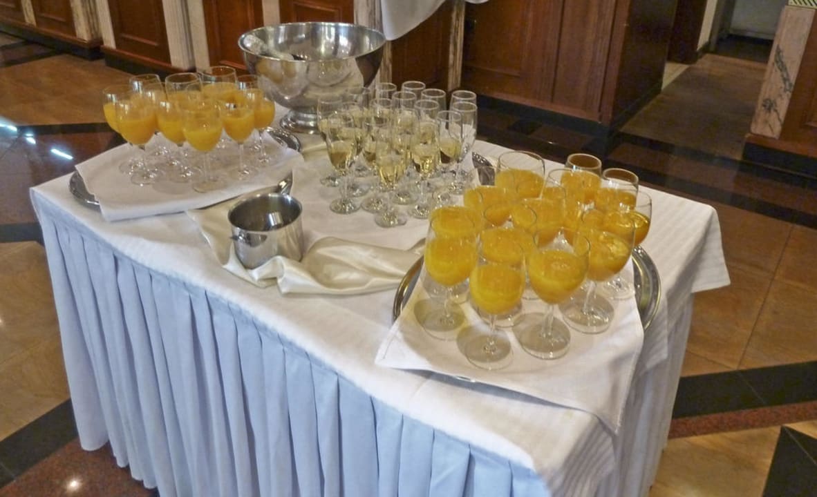 Säfte und Sekt zur Begrüßung Helena Sands