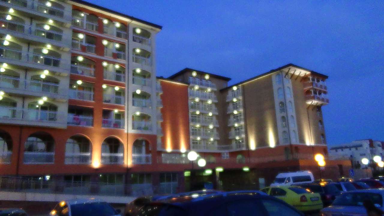 Hotel pięknie oświetlony wieczorem Sol Luna Bay