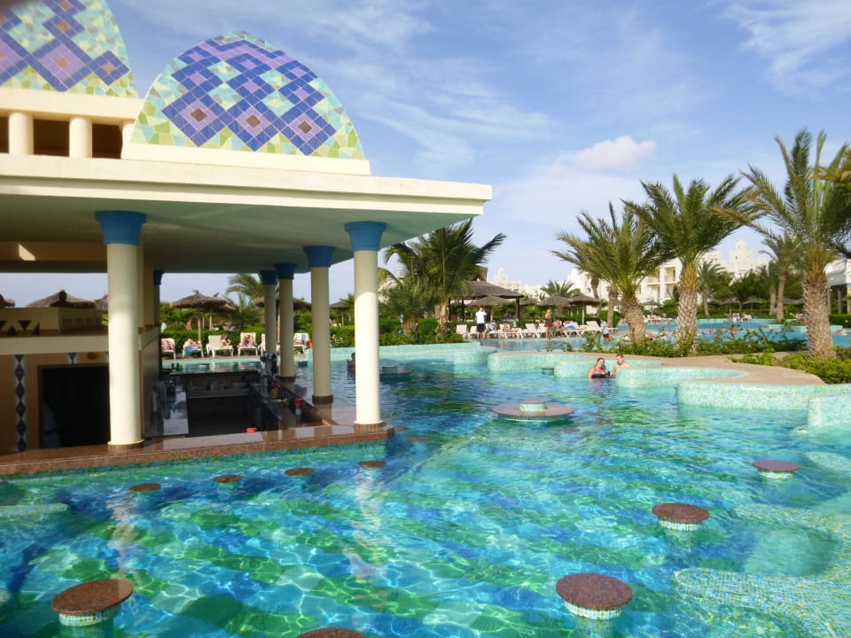Swim Up Bar mit reichlich Sitzgelegenheiten Hotel Riu Karamboa