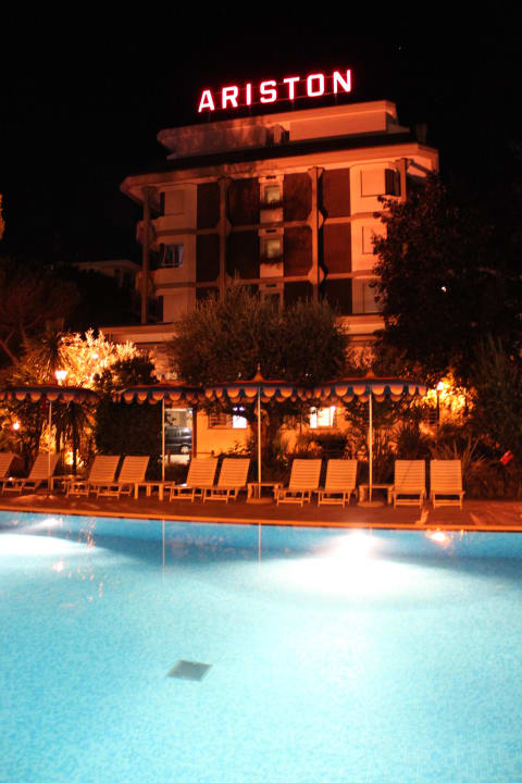 Hotel bei Nacht Hotel Ariston