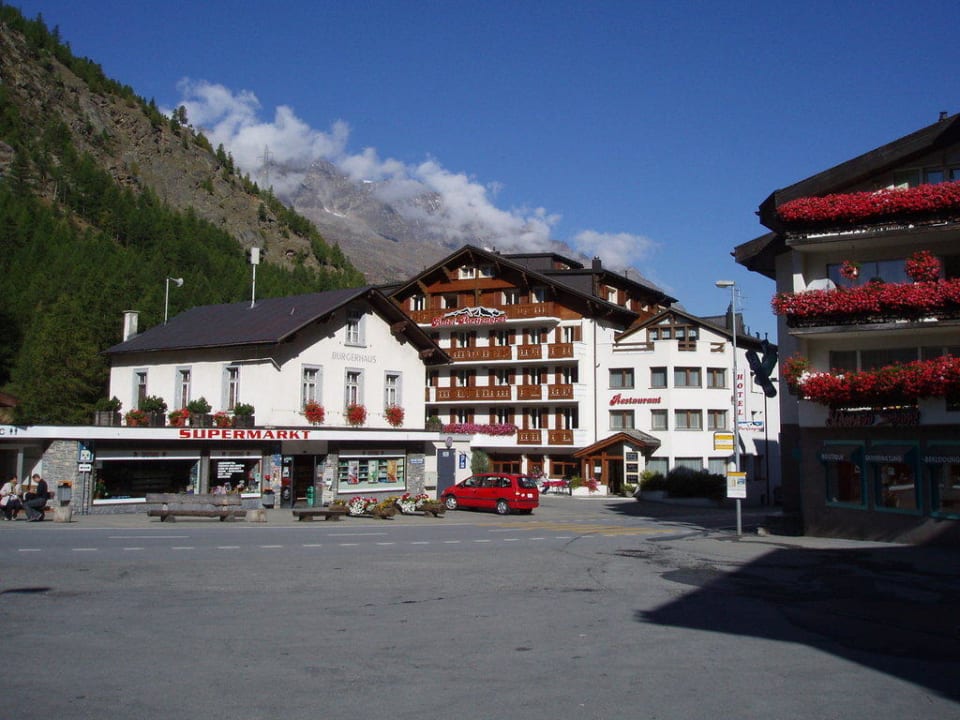 Blick vom Dorfplatz auf das Hotel Portjengrat Hotel Portjengrat