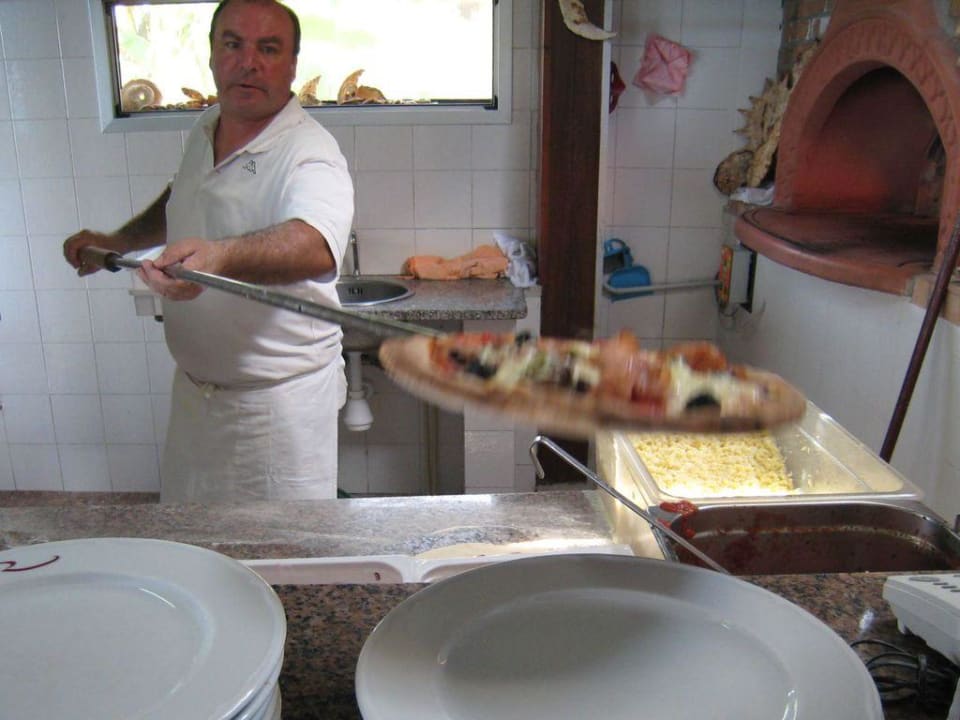 Pizzabäcker im Strandrestaurant Aldiana Club Rocca Nettuno Calabria