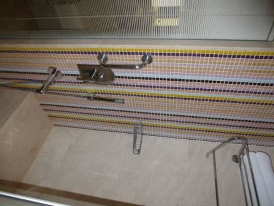 Bad im Standard DZ mit seitl. MB Melas Resort Hotel