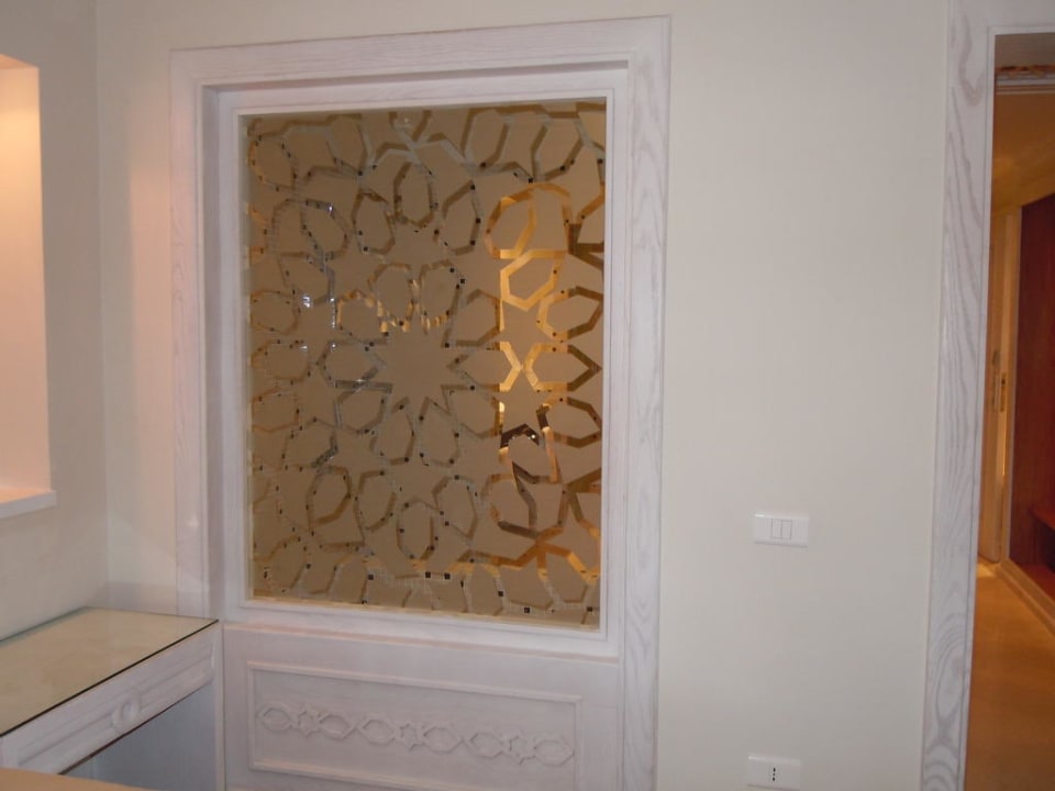 Glasscheibe v.Wohnzimmer mit Blick ins Bad Makadi Spa - Adults only