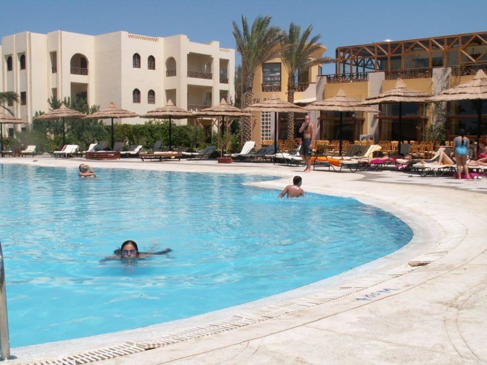 Przy basenie Panorama Bungalows Resort El Gouna