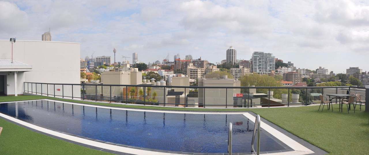 Dachpool, im Hintergrund die City Hotel Vibe Rushcutters