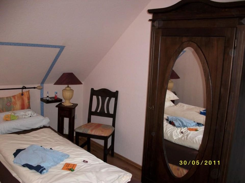 Das Schlafzimmer mit Kleiderschrank Hotel Garni Landhaus Uttum