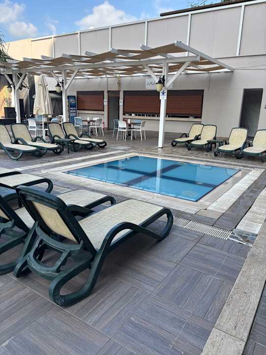 Pool Side Crown Serenity