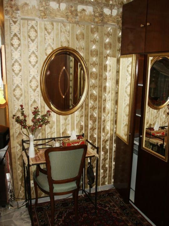 Mittelalterliche Einrichtung der Suite Hotel Sonnenberg Schloesschen