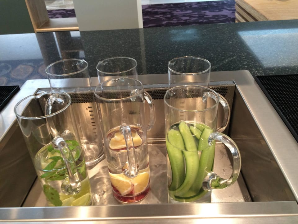 Welcome Lounge mit frischen kalten Getränken TUI BLUE Sarigerme Park