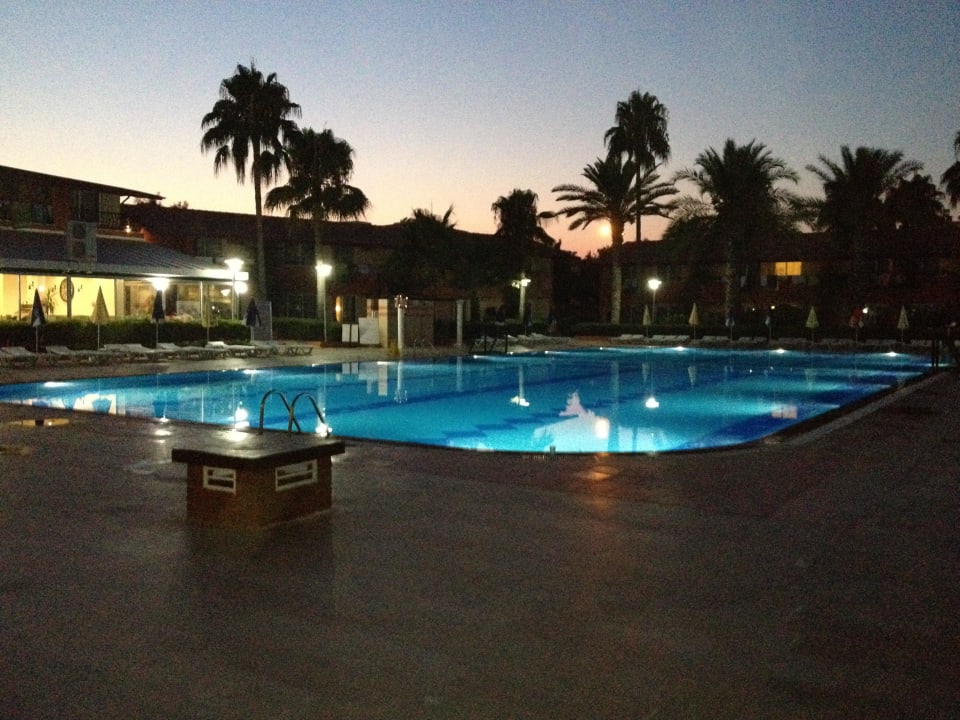 Einer der Pools Club Turtas Beach Hotel