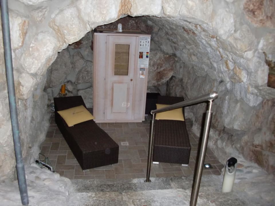 Liegen in der Grotte Wellnessresort Vier Jahreszeiten