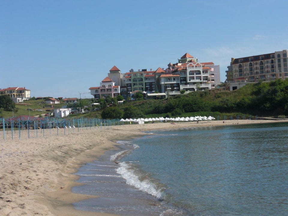 Strand mit Hotel im Hintergrund Bella Vista Beach Club