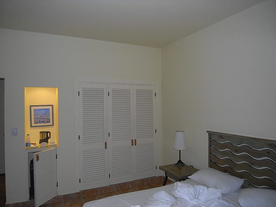 Schrank, Minibar und Bett  Hotel Three Corners Ocean View prestige - Adults only