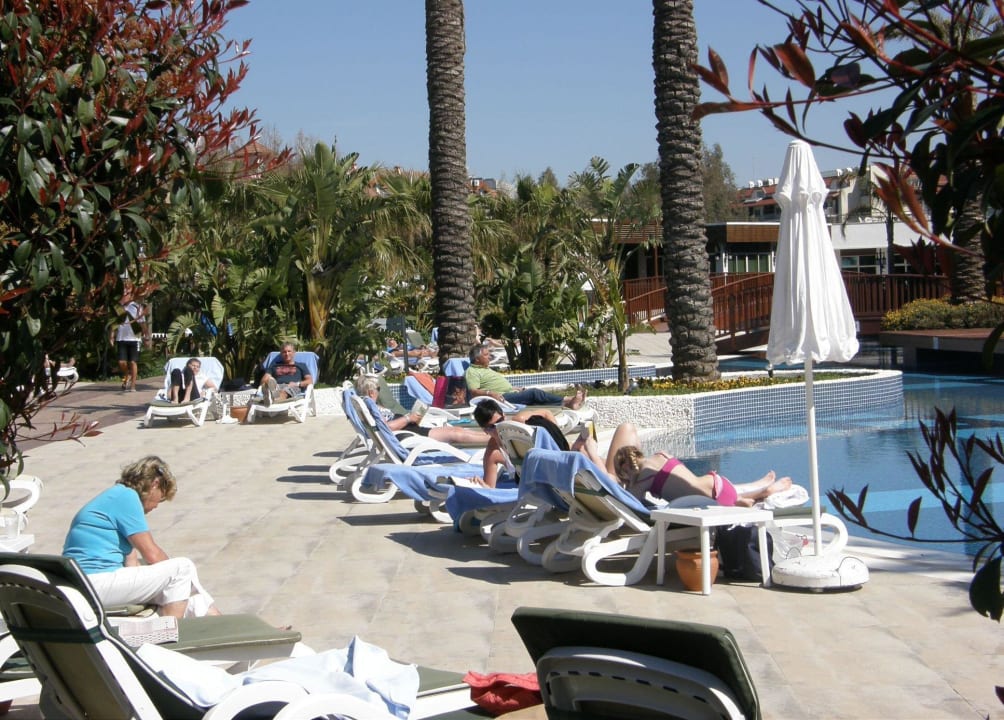 Liegen im Poolbereich Sunis Evren Beach Resort Hotel & Spa