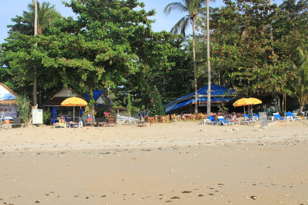 Strandabschnitt mit Liegen und wenigen Sonnenschir Sea Sand Sun Resort, Lanta Island