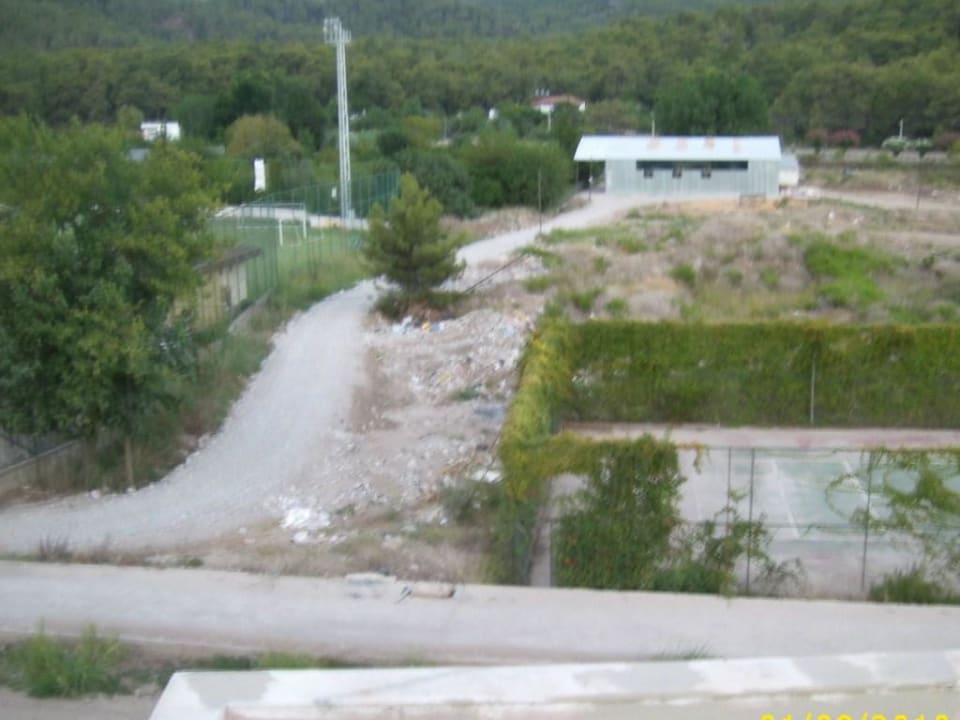 Tennisplatz mit Müllkippe Armas Gül Beach