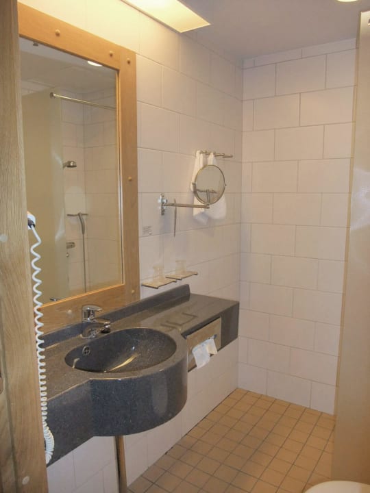 Blick ins Bad Hotel Scandic Tampere City