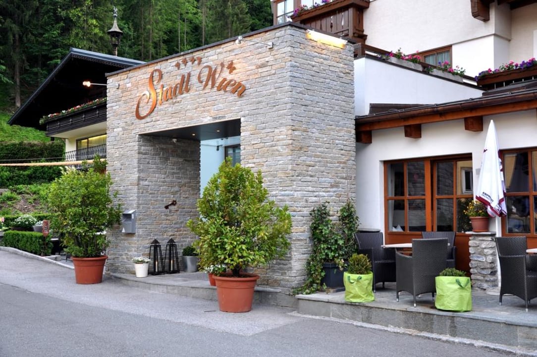 Hoteleingang Hotel Stadt Wien