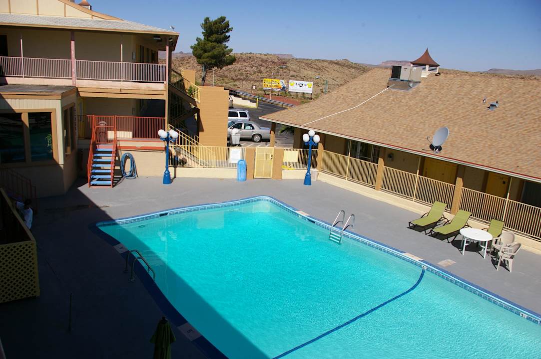 Der Pool - rechts das Hauptgebäude (mit Rezeption) Hotel Quality Inn Kingman