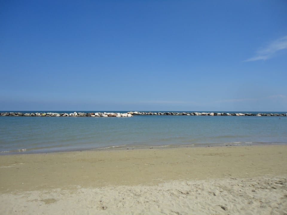 Menschenleer um 14h am Strand vorm Hotel... Hotel Estate