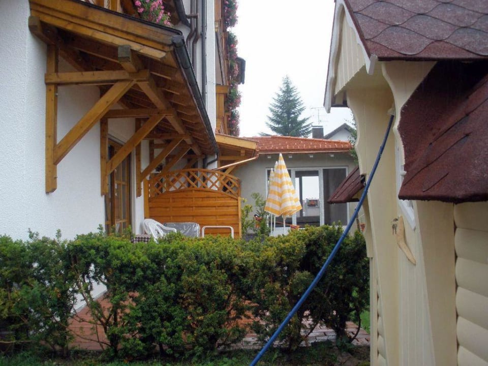 Terrasse mit Blick auf Aussensauna Hotel Brunnenhof