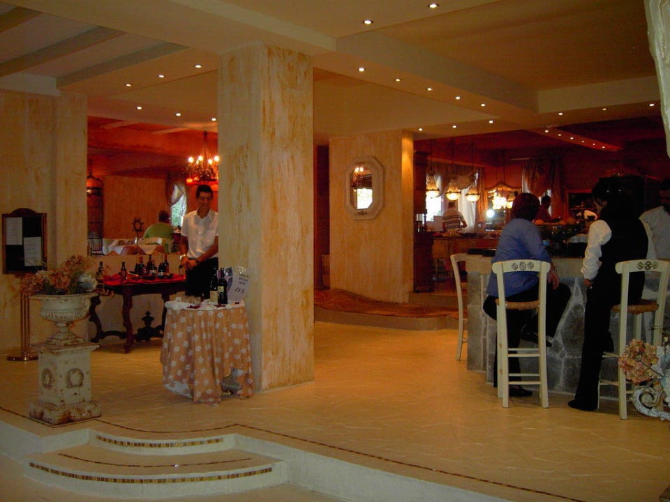Blick zur Bar und ins Restaurant Orpheas Resort - Adults Only