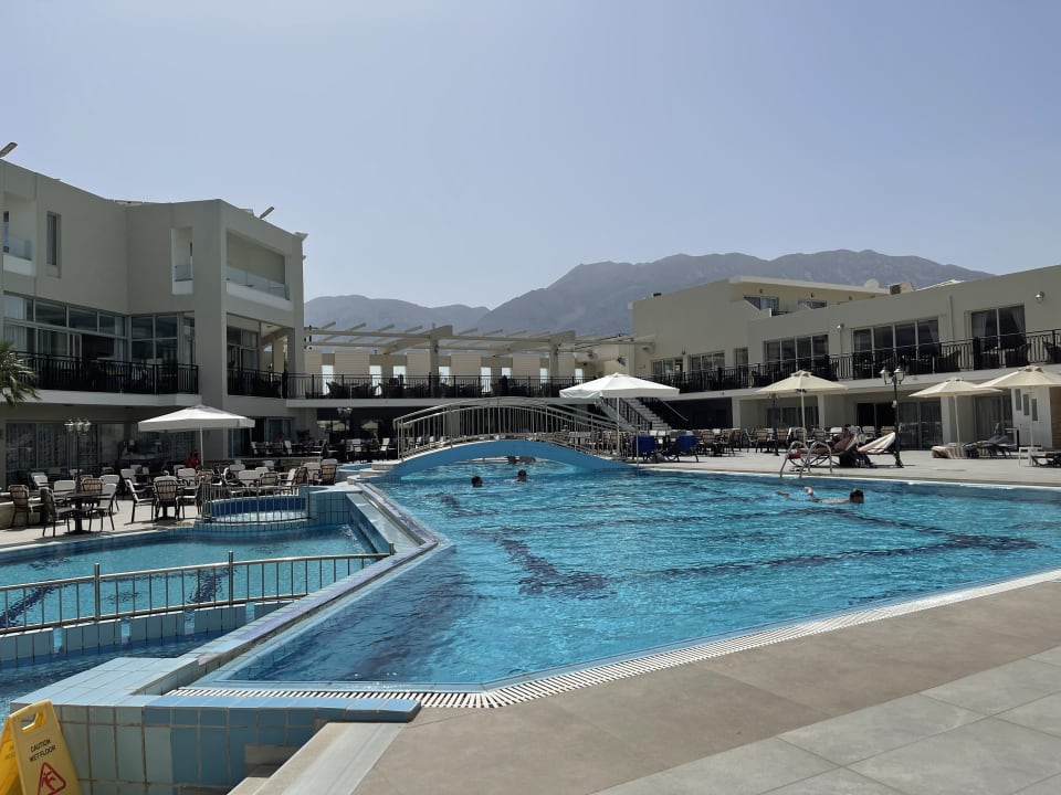 Pool Vantaris Palace