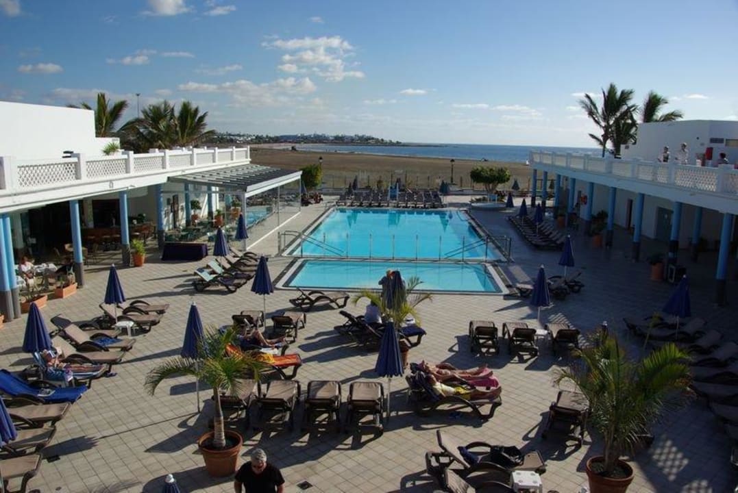 Hufeisenförmig um dem Pool die Restaurants Hotel Las Costas