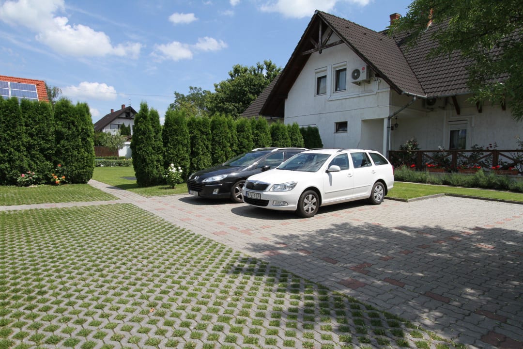 Parkplatz im geschlossenen garten Ferienanlage Familie Csorba