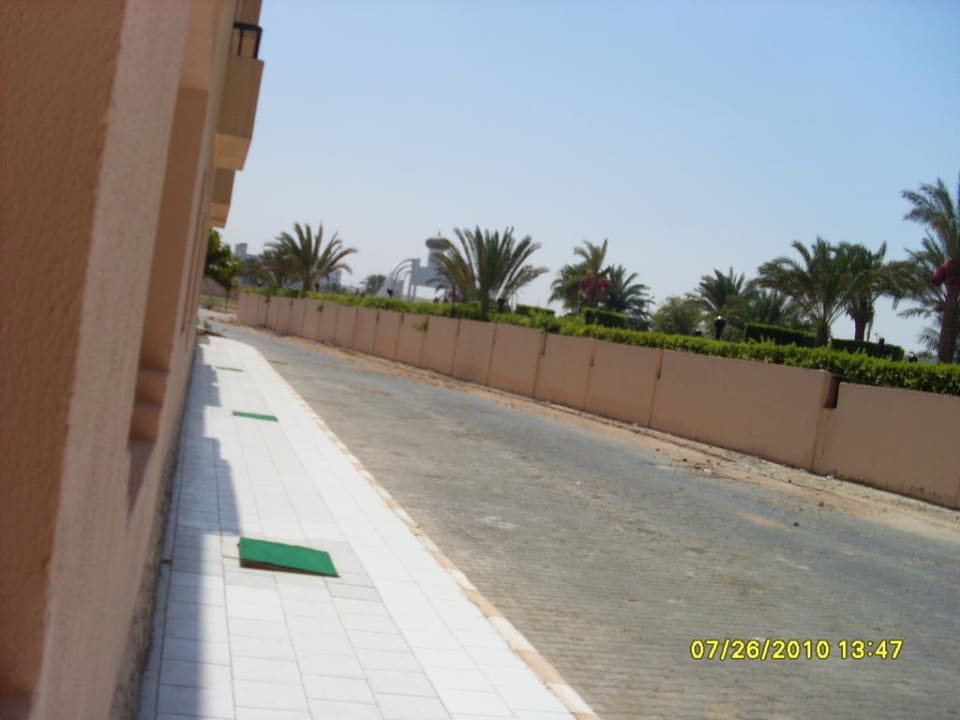 Zufahrtsweg neben den Zimmern Ali Baba Palace Hotel