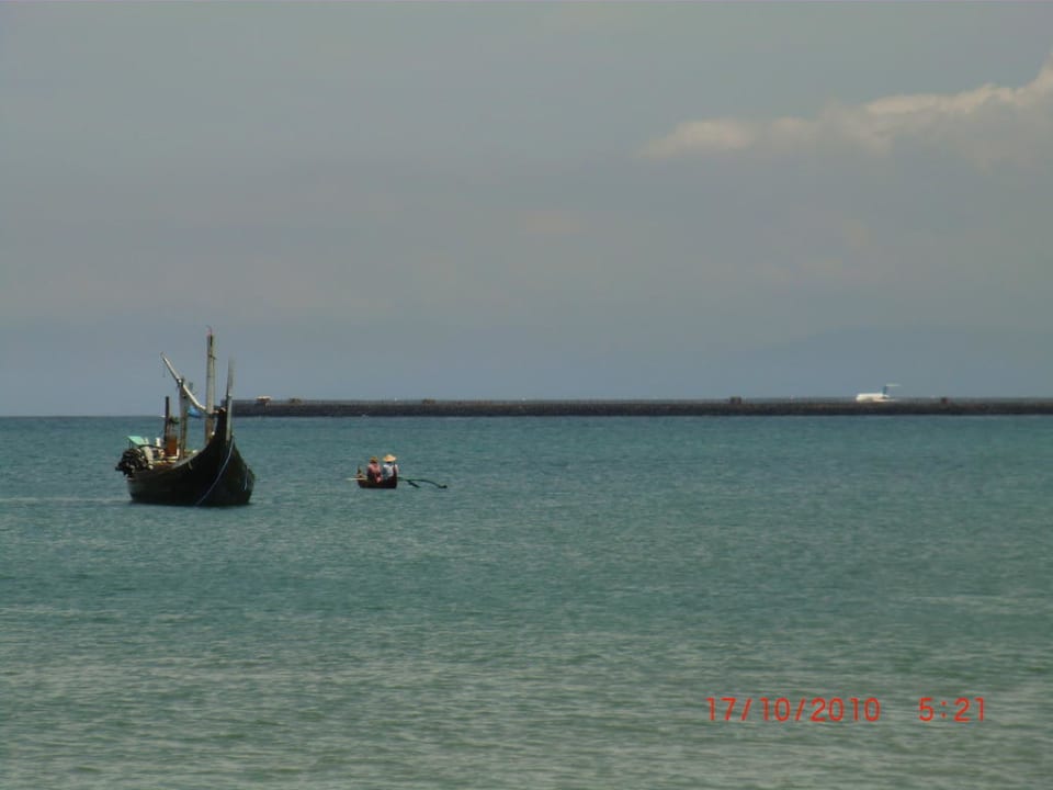 Meer zwischen Strand und Landebahn Hotel Keraton Jimbaran Resort