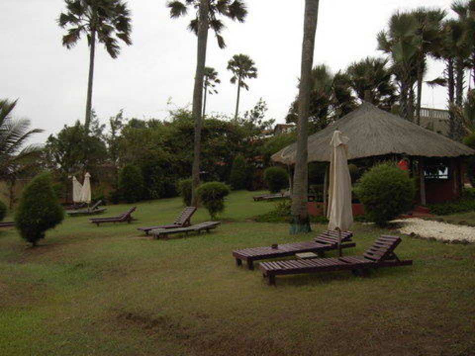 Liegewiese vor Atlantic Suites Hotel Ngala Lodge