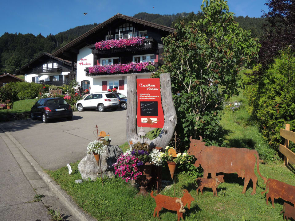 Einfahrt mit Parkplätzen Haus Hochwies