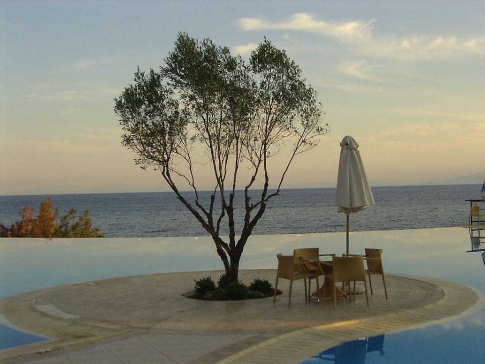 Pool am Abend Ikos Oceania