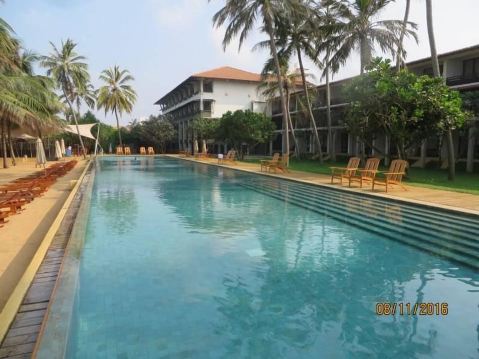 Blick vom Strand zum Pool Hotel Jetwing Beach