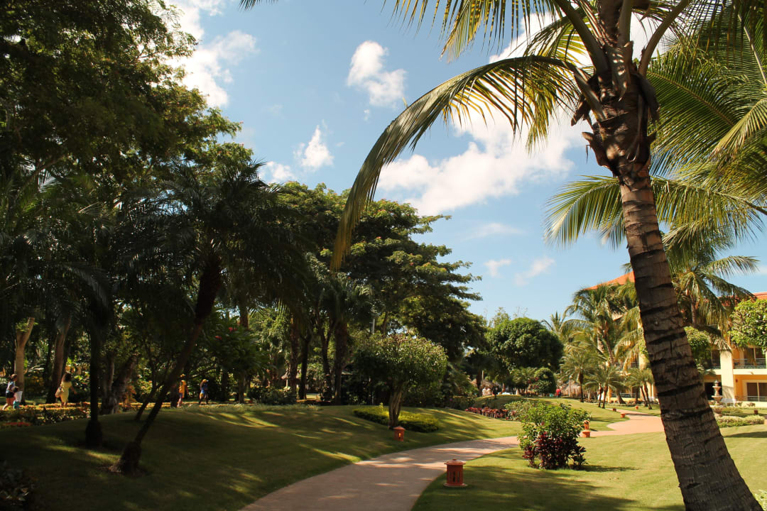 Weg zu den Zimmern durch den Garten Iberostar Selection Hacienda Dominicus