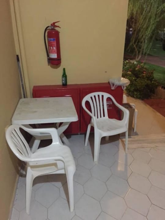 Geschirr und Flaschen stehen hier ewig Hotel Golden Odyssey