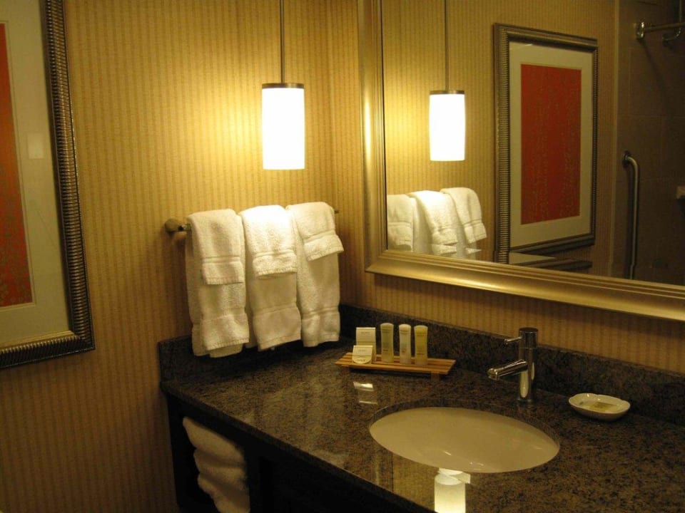 Badezimmer mit Waschtisch Hotel Crowne Plaza Worcester Downtown