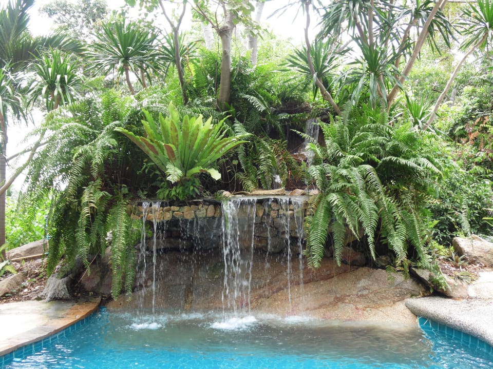 Wasserfall im Gartenpool The Fair House Beach Resort