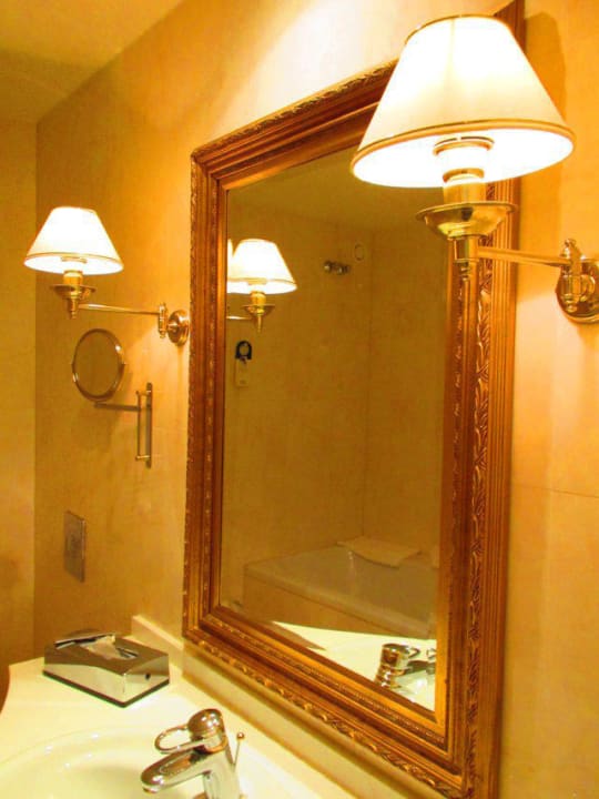 Blick in Badezimmer Victor's Residenz Hotel Leipzig